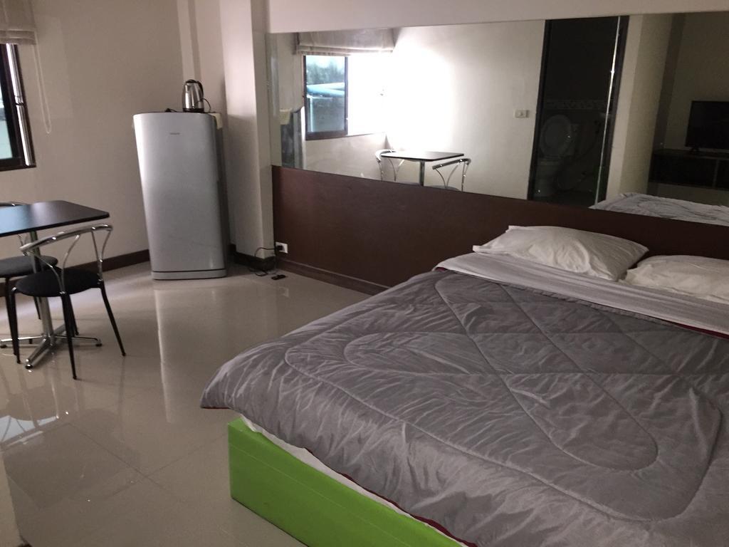 Shanghai Guesthouse Monna Bar Pattaya Exterior photo